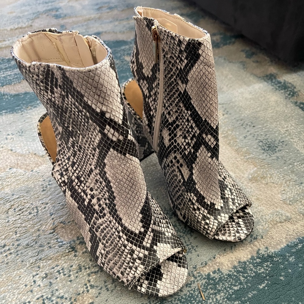 Bamboo Open Front Open Back Booties Size 7 - image 5